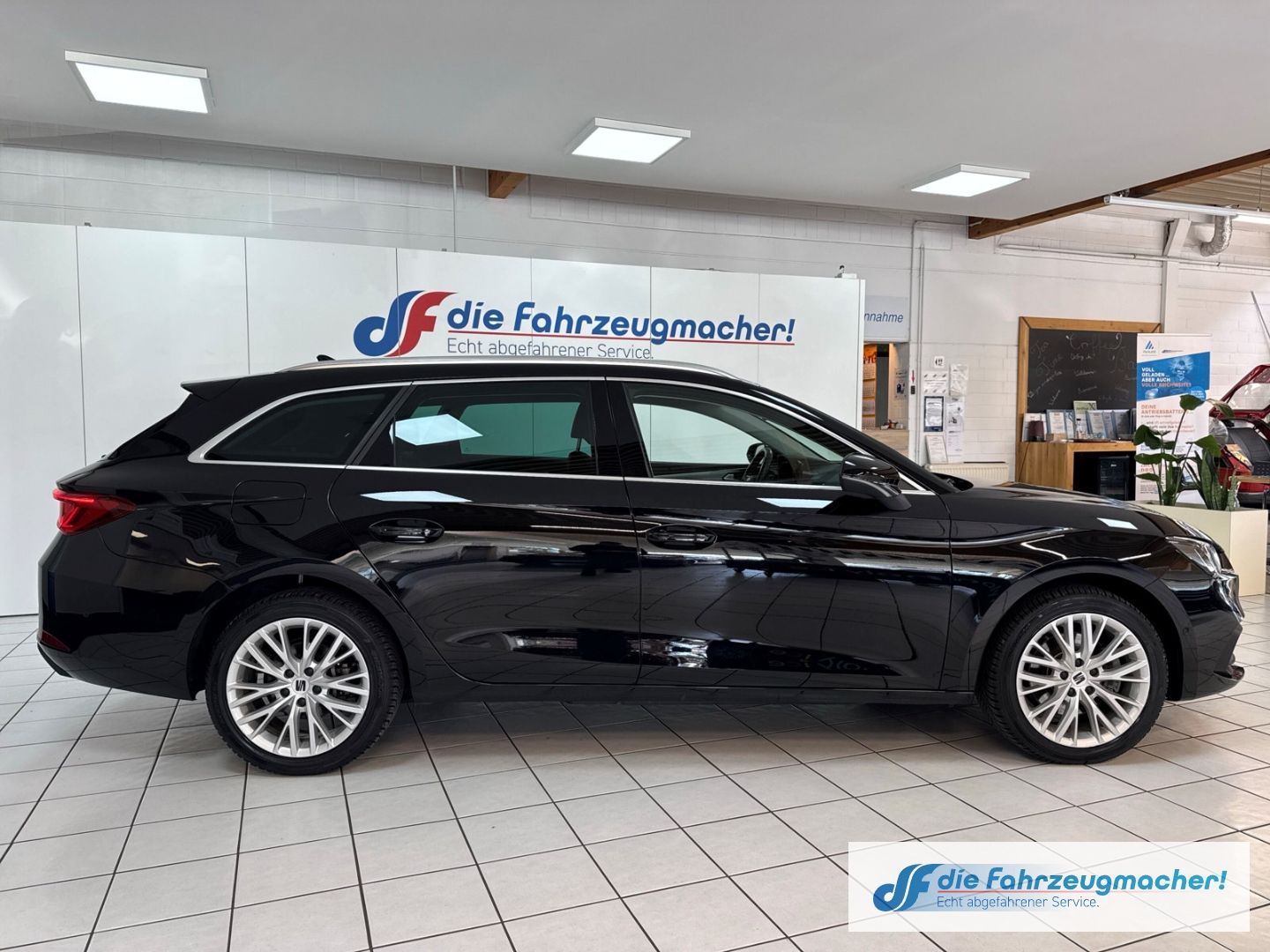 Fahrzeugabbildung SEAT Leon Sportstourer Xcellence e-HYBRID Navi Digita