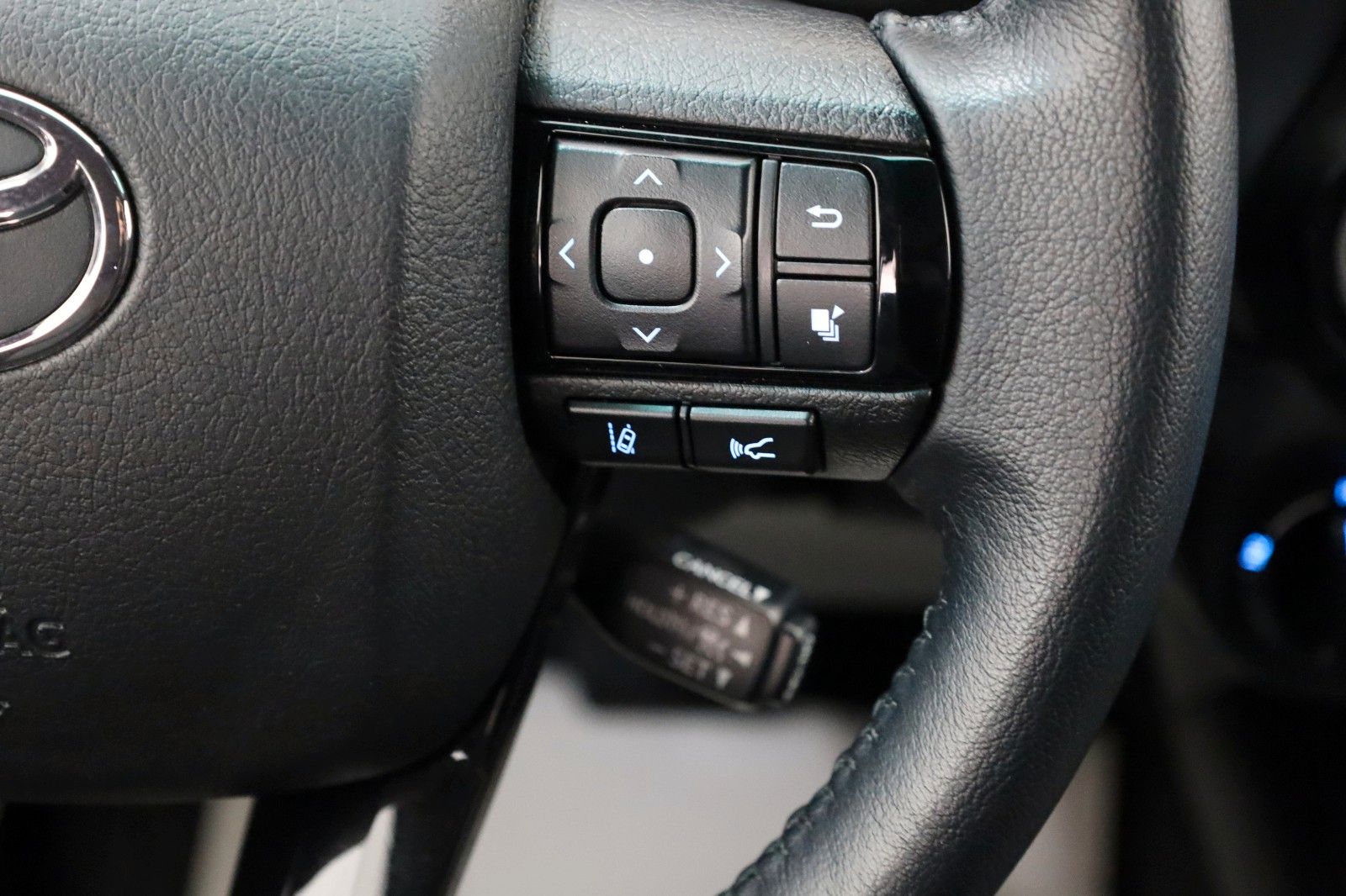 Fahrzeugabbildung Toyota Hilux 2.8 D-4D Invincible, Rollbügel, Rollo, AHK