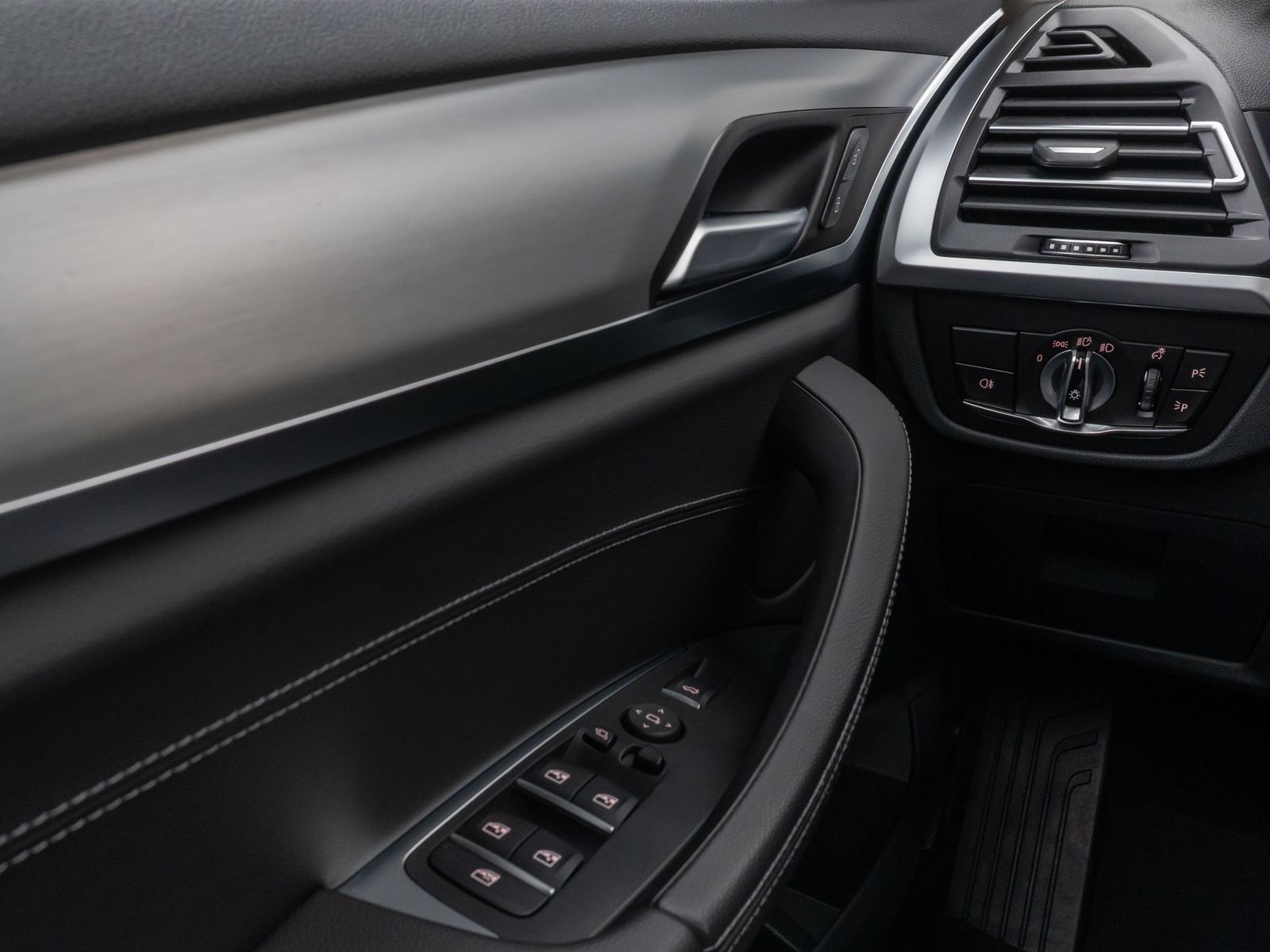 Fahrzeugabbildung BMW X3 xD20d Panorama Kamera DAB HiFi Komfort Alarm