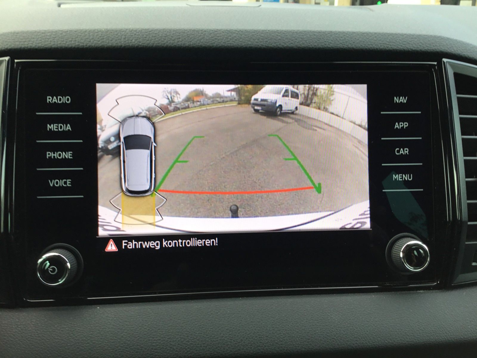 Fahrzeugabbildung SKODA Karoq 2.0l TDI DSG 4x4 SPORTLINE+AHK+18"+Kamera