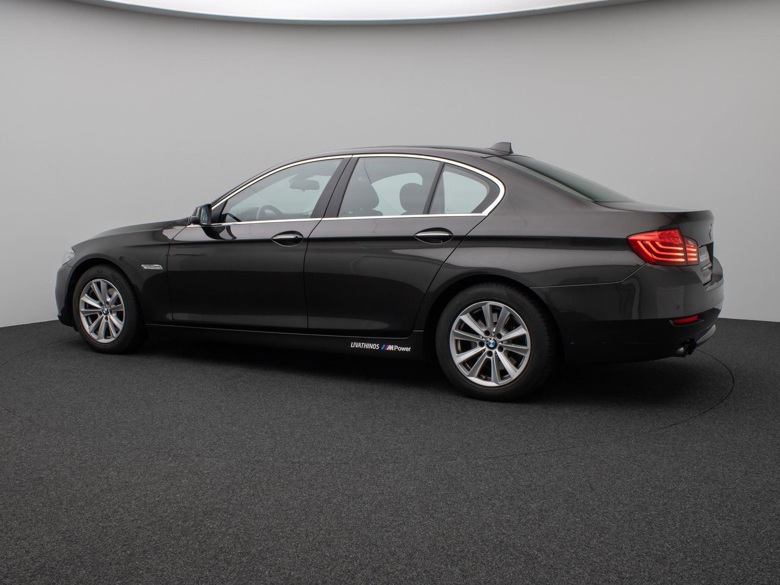 Fahrzeugabbildung BMW 520d Kamera Glasdach HUD HiFi Komfort Alarm AHK