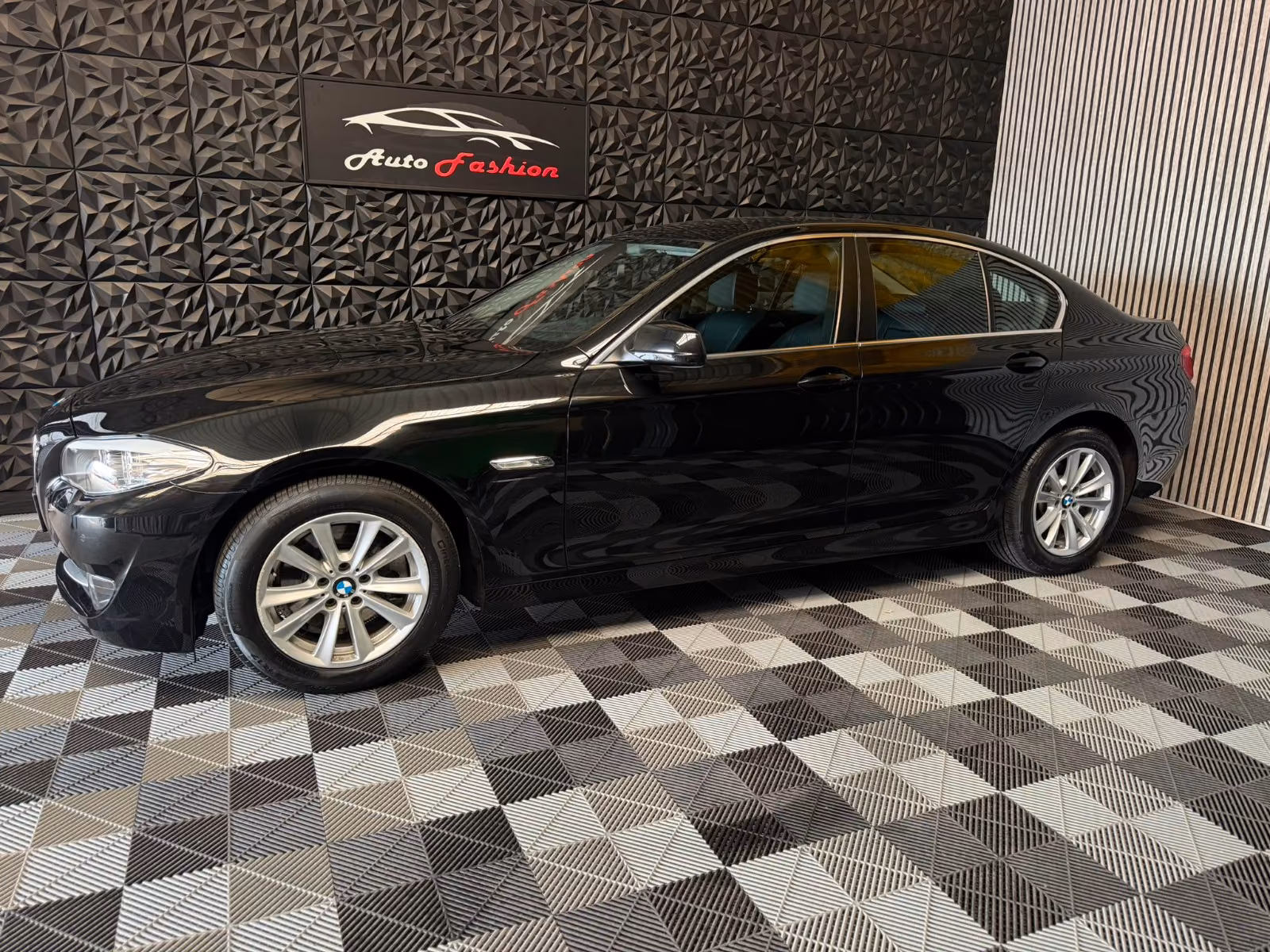 BMW 523i 204 ch 6 cylindres • Boîte auto • 70 000 km • Cuir Dakota • GPS • Radars AV/AR