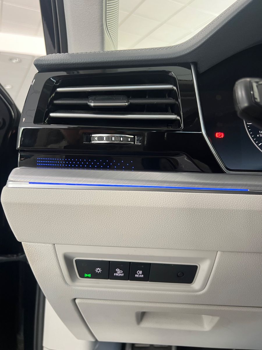 Fahrzeugabbildung Volkswagen Touareg 4.0 V8 Elegance 4Motion R line