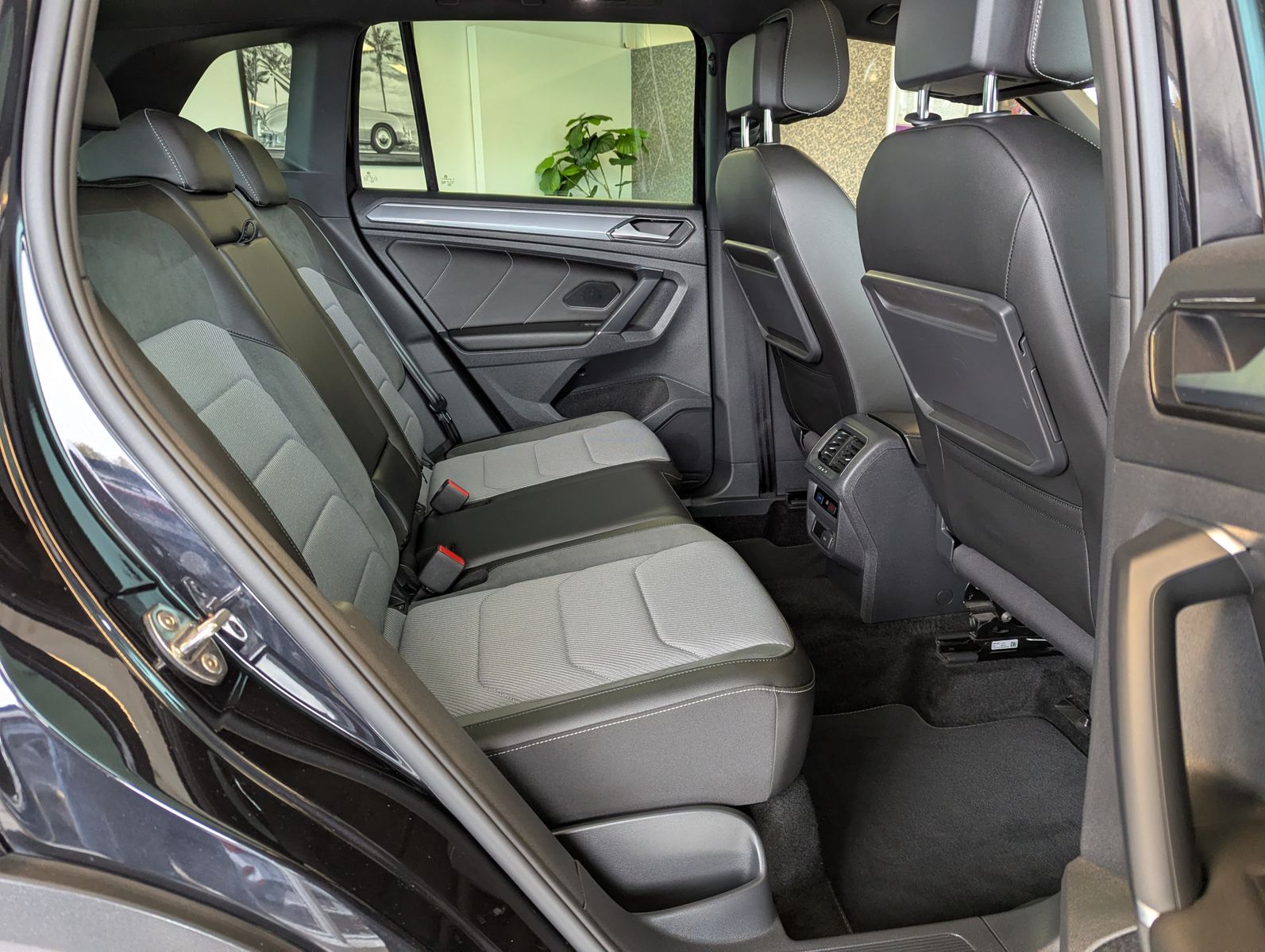 VW Tiguan 2.0 TDI DSG 4M 2x R-Line Pano HUD AHK 20" - Image 20