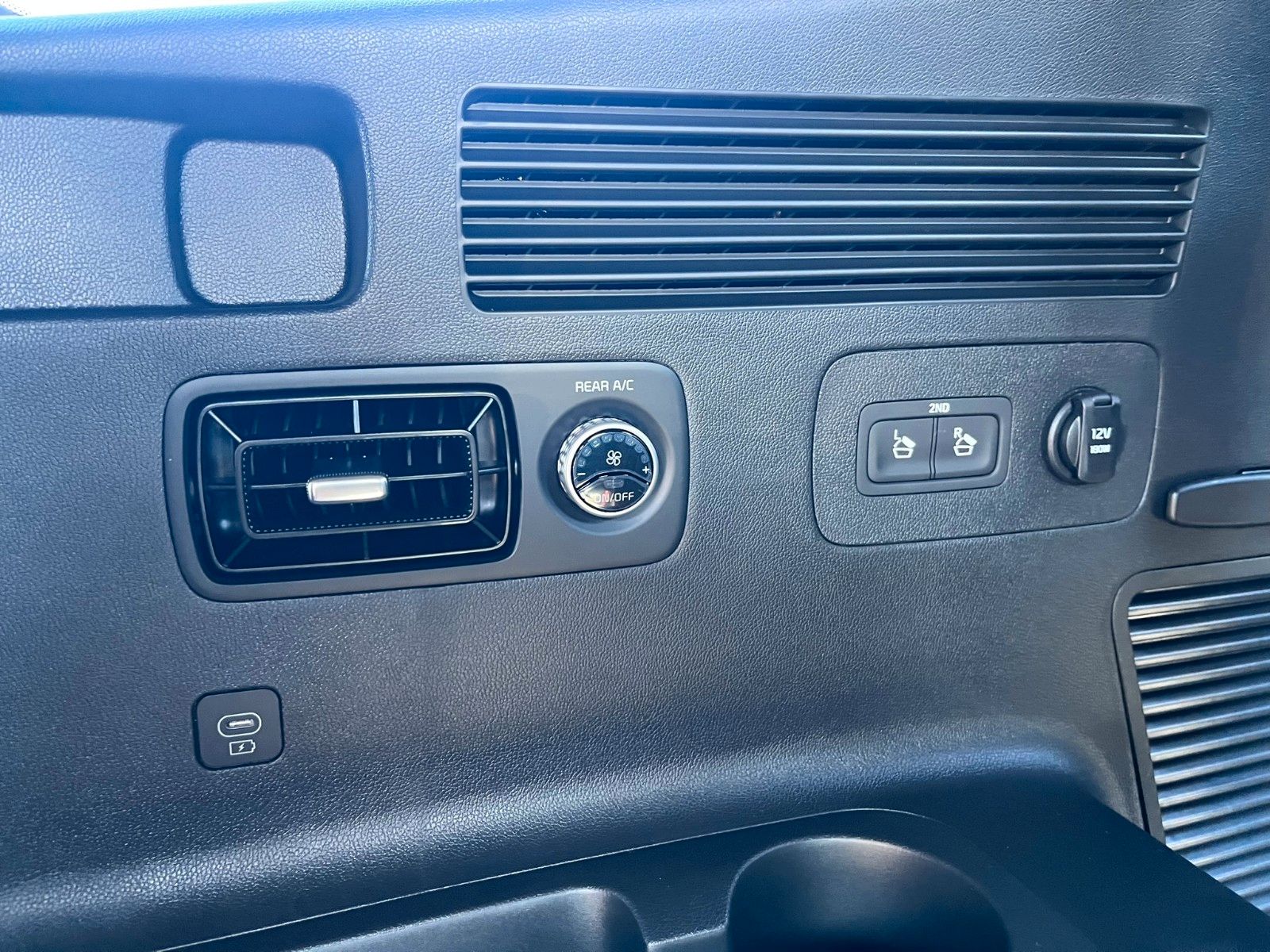 Fahrzeugabbildung Kia Sorento Platinum 4WD 7-Sitzer Pano Leder uvm.