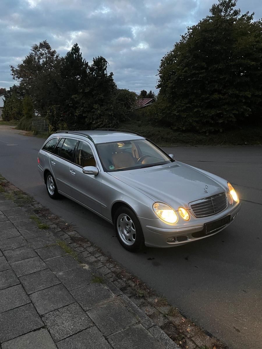 Mercedes-Benz E220 2004 — rear view