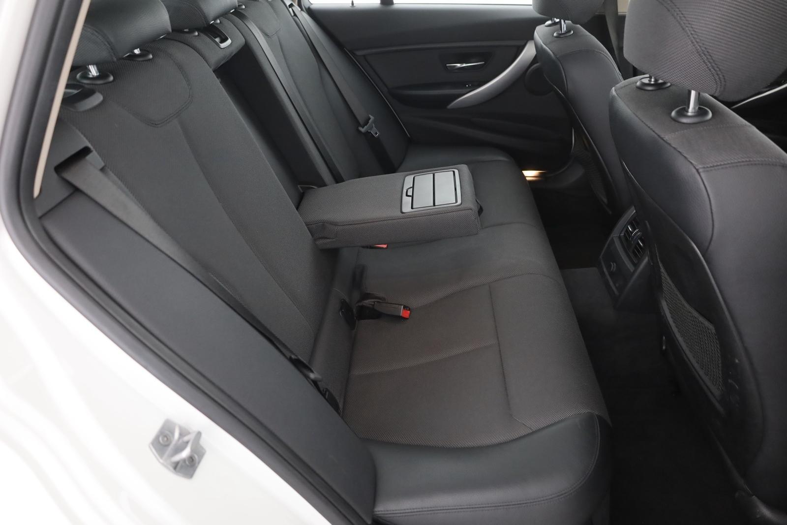 BMW 320i Touring Advantage LED Navi Schiebedach AHK
