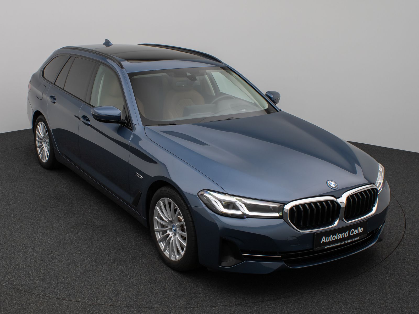 Fahrzeugabbildung BMW 530e Panorama Kamera HUD DAB HiFi Alarm Sport