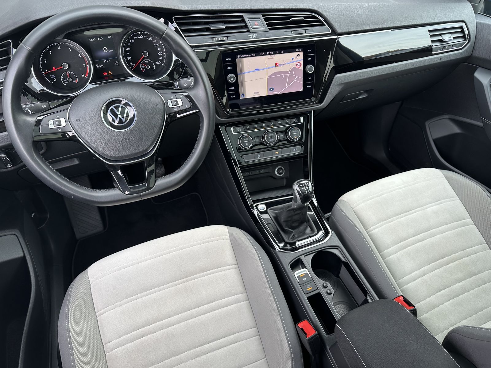 Fahrzeugabbildung Volkswagen Touran 1.5 TSI Highline NAV+LED+PANO+KAM+17ZO+PP