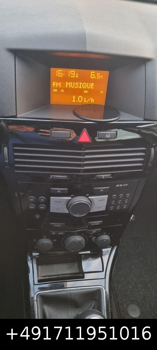 Opel Astra 2010 — photo 12