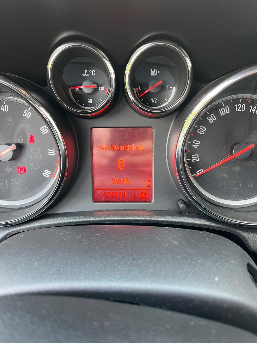 Opel Astra 2011 — photo 9
