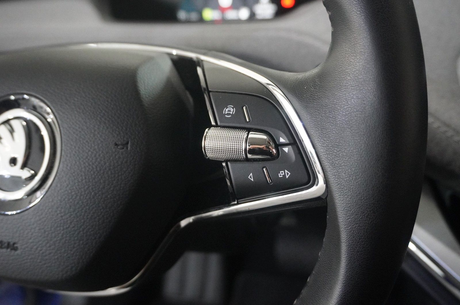 Fahrzeugabbildung SKODA Enyaq 50 IV LOFT NAVI/LED/SHZ/VIRTU./PDC/DAB+