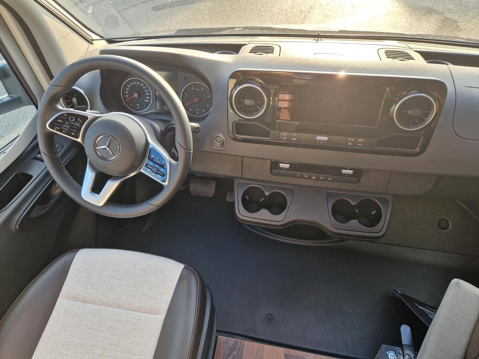 Fahrzeugabbildung Weinsberg CaraCompact MB EDITION PEPPER 640 MEG