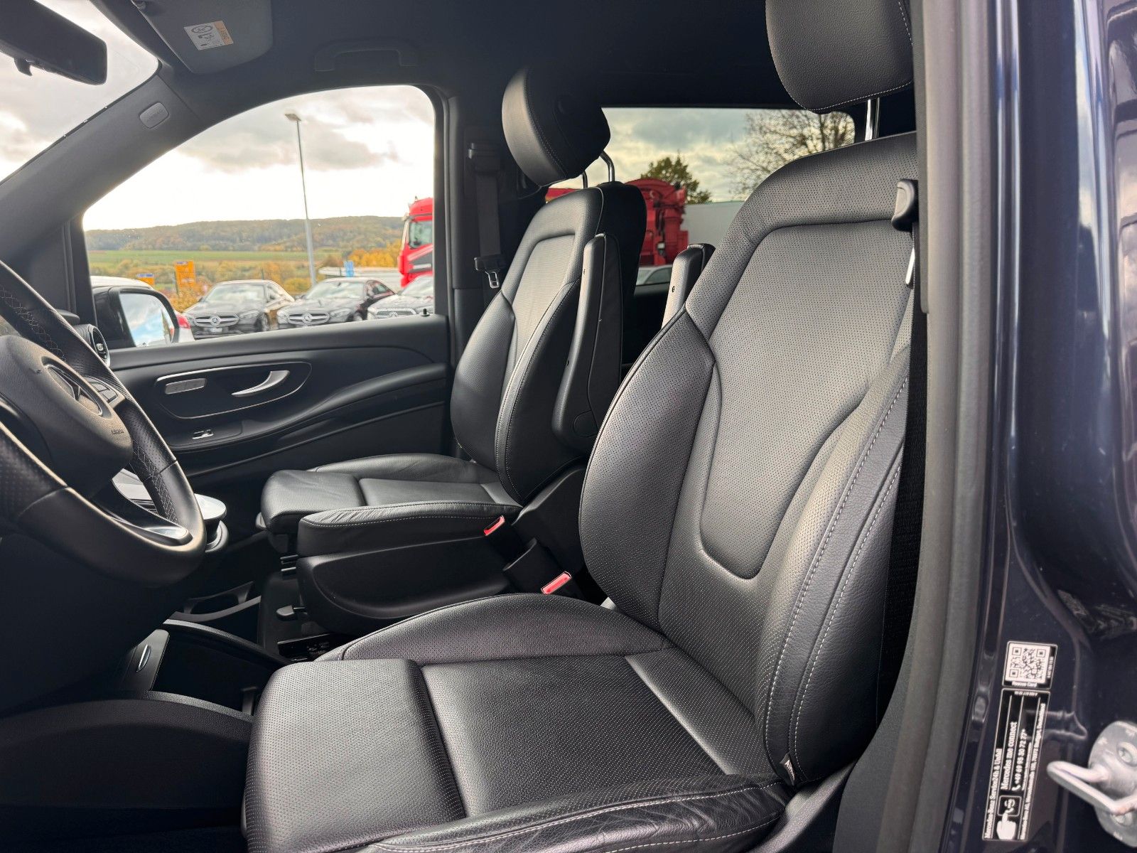 Fahrzeugabbildung Mercedes-Benz V 300 d AVA ED AMG AHK2,5to DISTRONIC