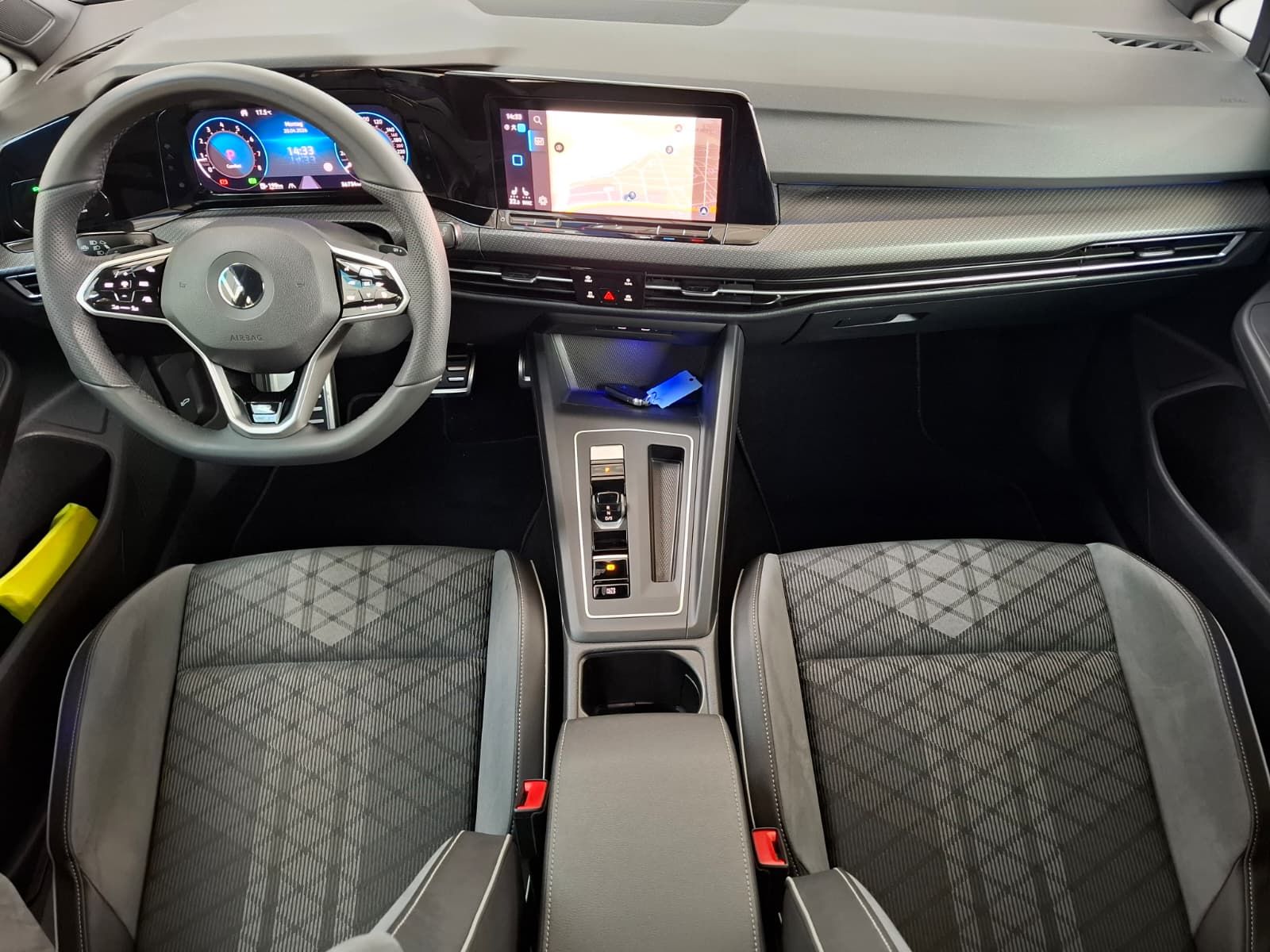 Fahrzeugabbildung Volkswagen Golf VIII Var. R-Line 1.5 eTSI DSG +ACC+Navi+LED