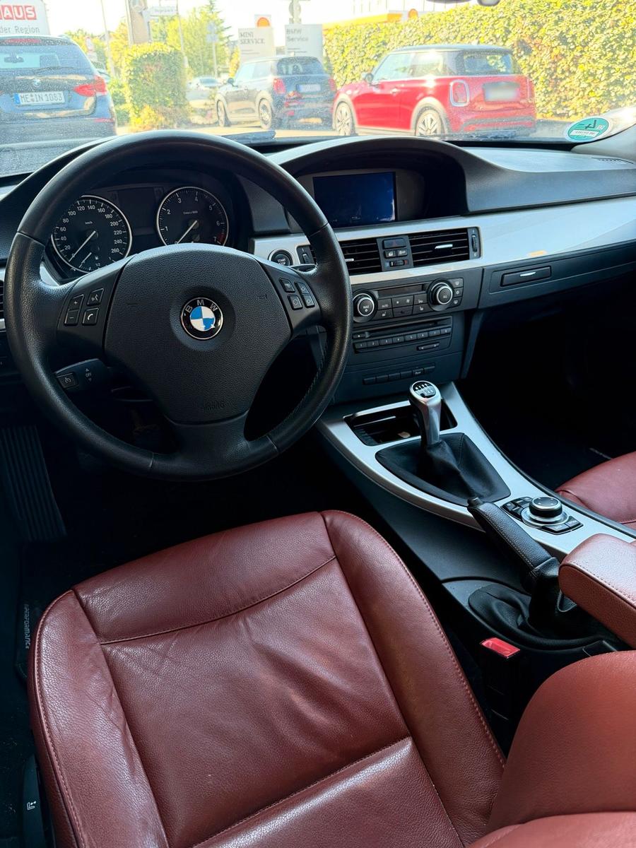 BMW 318 2011 — photo 11