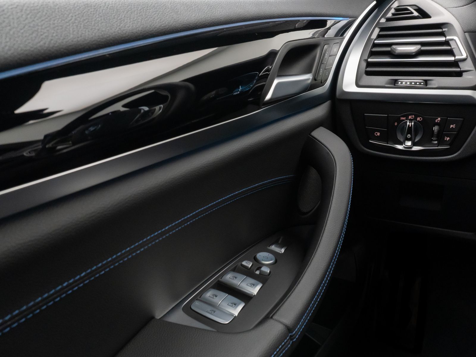 Fahrzeugabbildung BMW iX3 Impressive M Sport Pano 360°HUD DAB H/K 20"