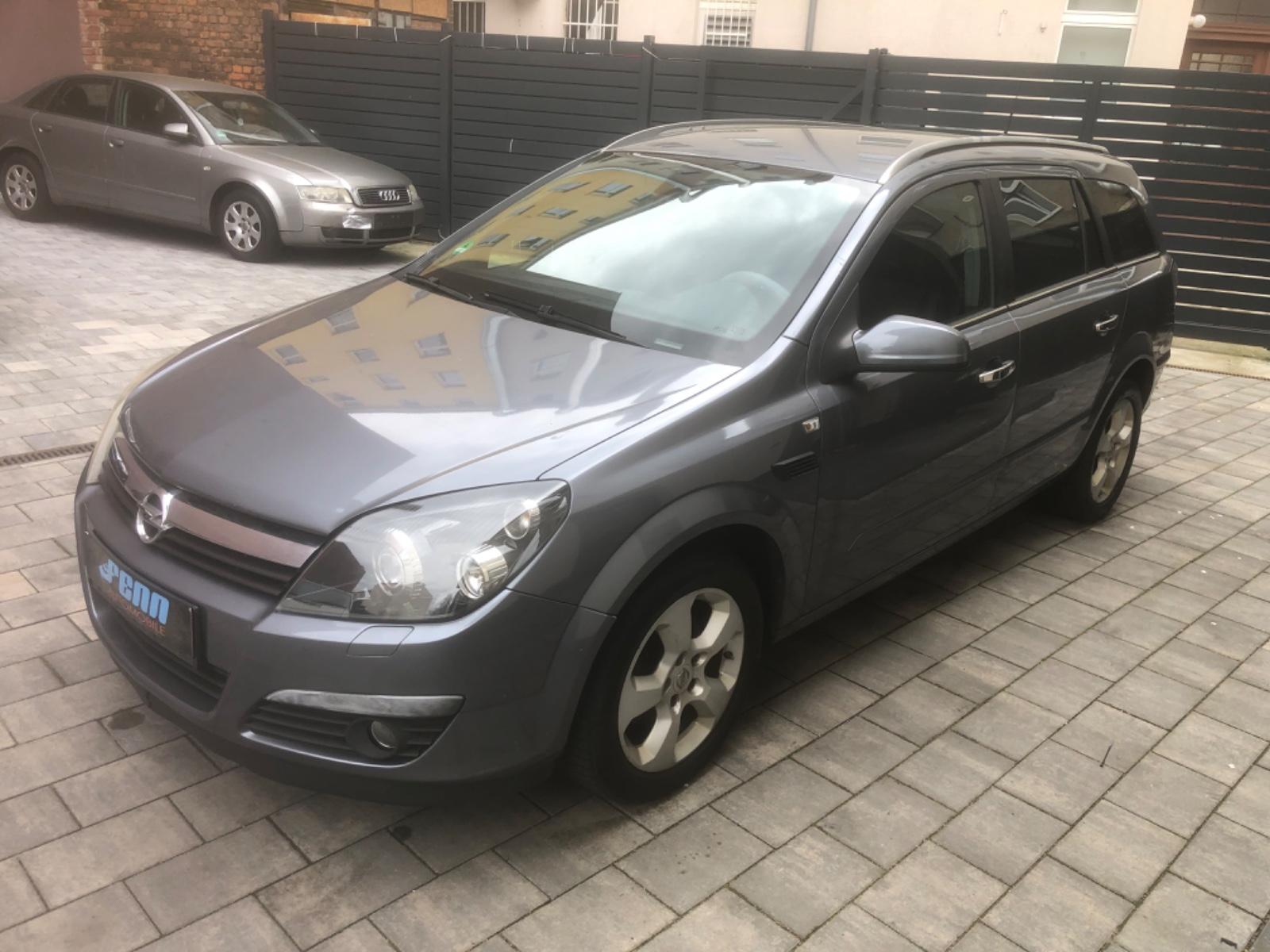 Opel Astra 2005 — rear view