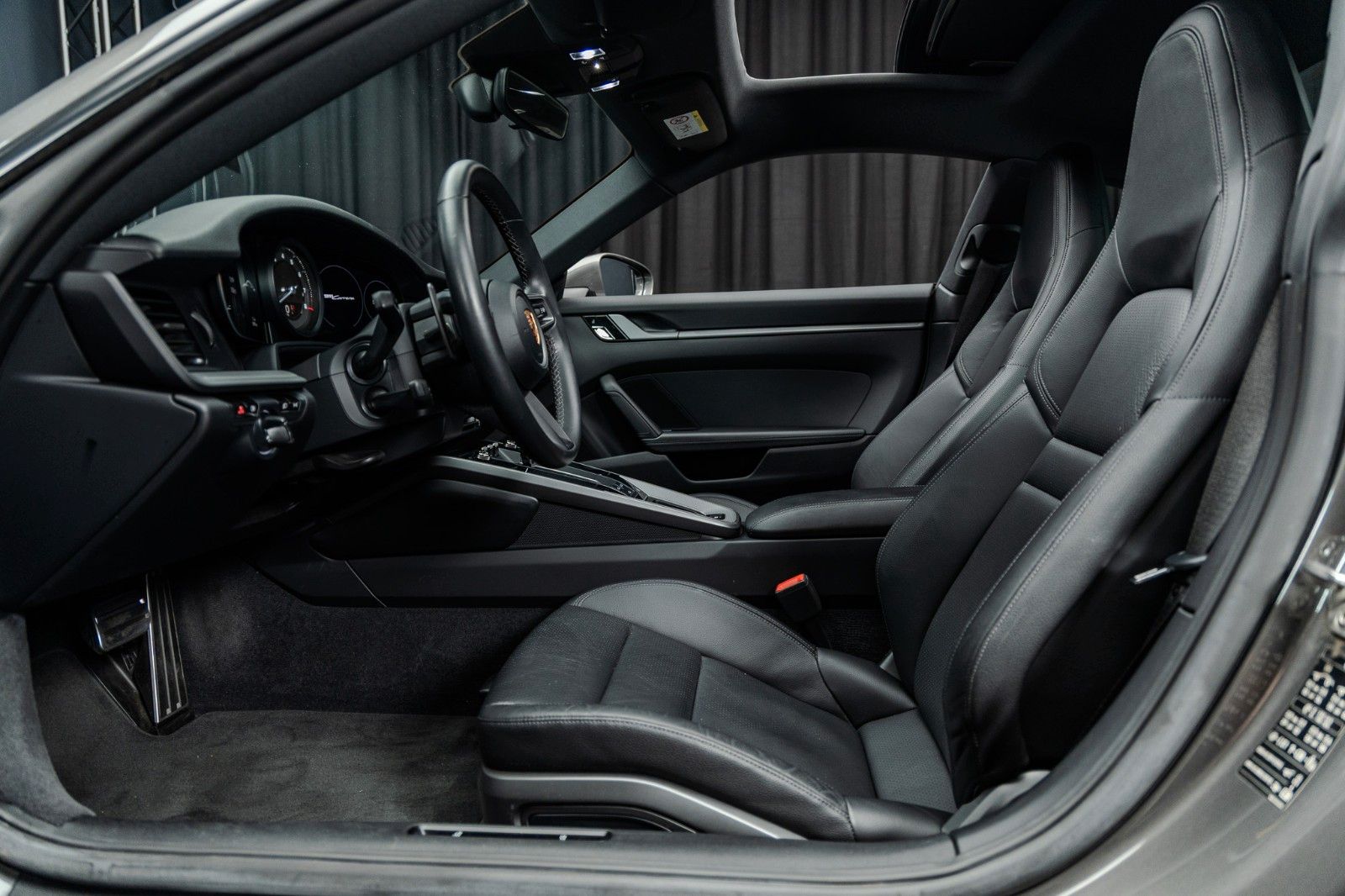 Fahrzeugabbildung Porsche 992 + 1. Hand + 16.050 km + Schiebedach + PDK
