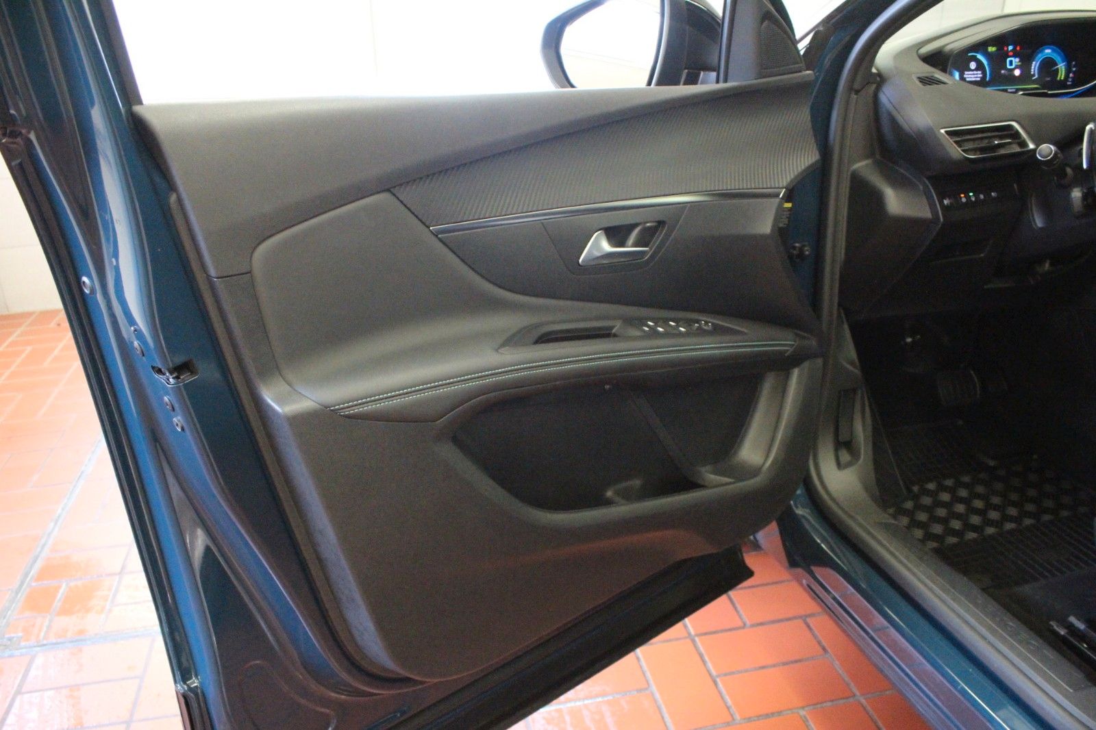 Fahrzeugabbildung Peugeot 3008 Plug-In Hybrid 225 e-EAT8 Allure Pack