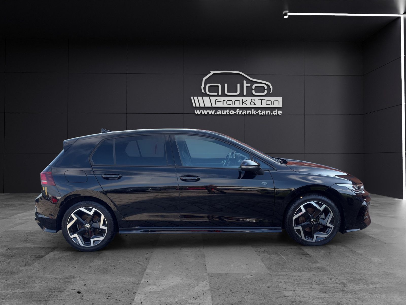 Fahrzeugabbildung Volkswagen Golf VIII R-Line/ACC/Navi/Ambiente/Apple CarPlay