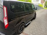 Ford Tourneo Custom mit Motorradtransportsystem - gebrauchte Ford Tourneo Custom aus dem Jahr 2023