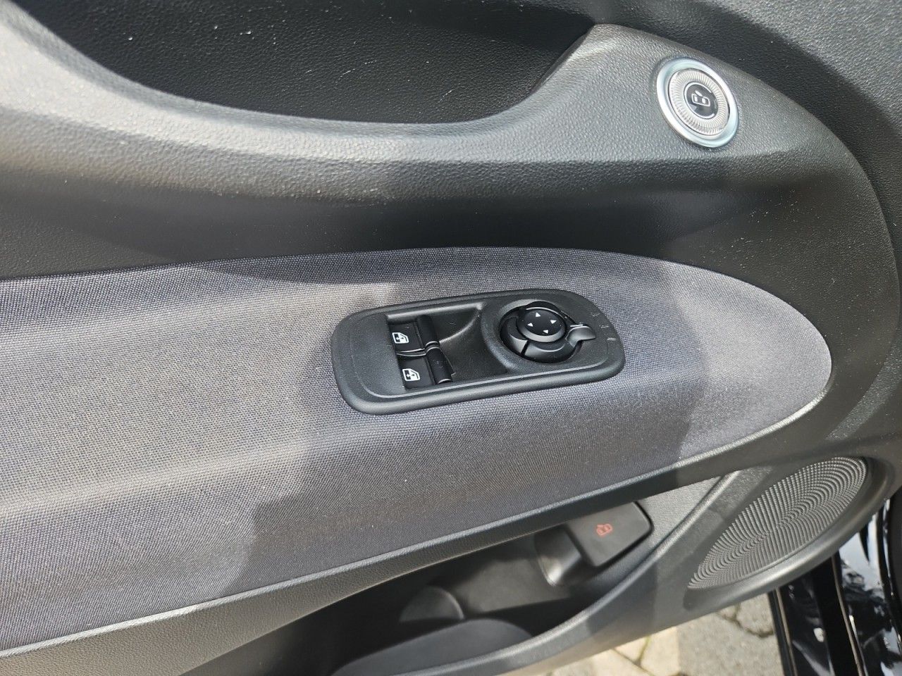 Fahrzeugabbildung Fiat 500 e Icon Navi PDC hinten Batterieprotokoll