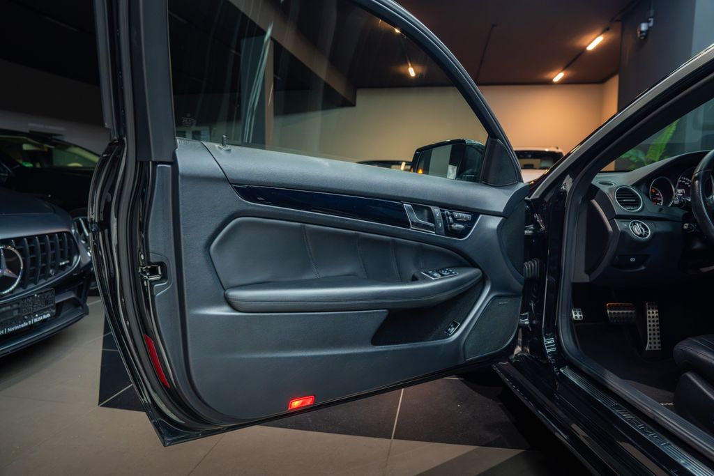 MERCEDES-BENZ C 63 AMG Coupe*H&K*PANO*LEDER*LED*MEMORY*DISTRON MERCEDES-BENZ C 63 AMG Coupe*H&K*PANO*LEDER*LED*MEMORY*DISTRON