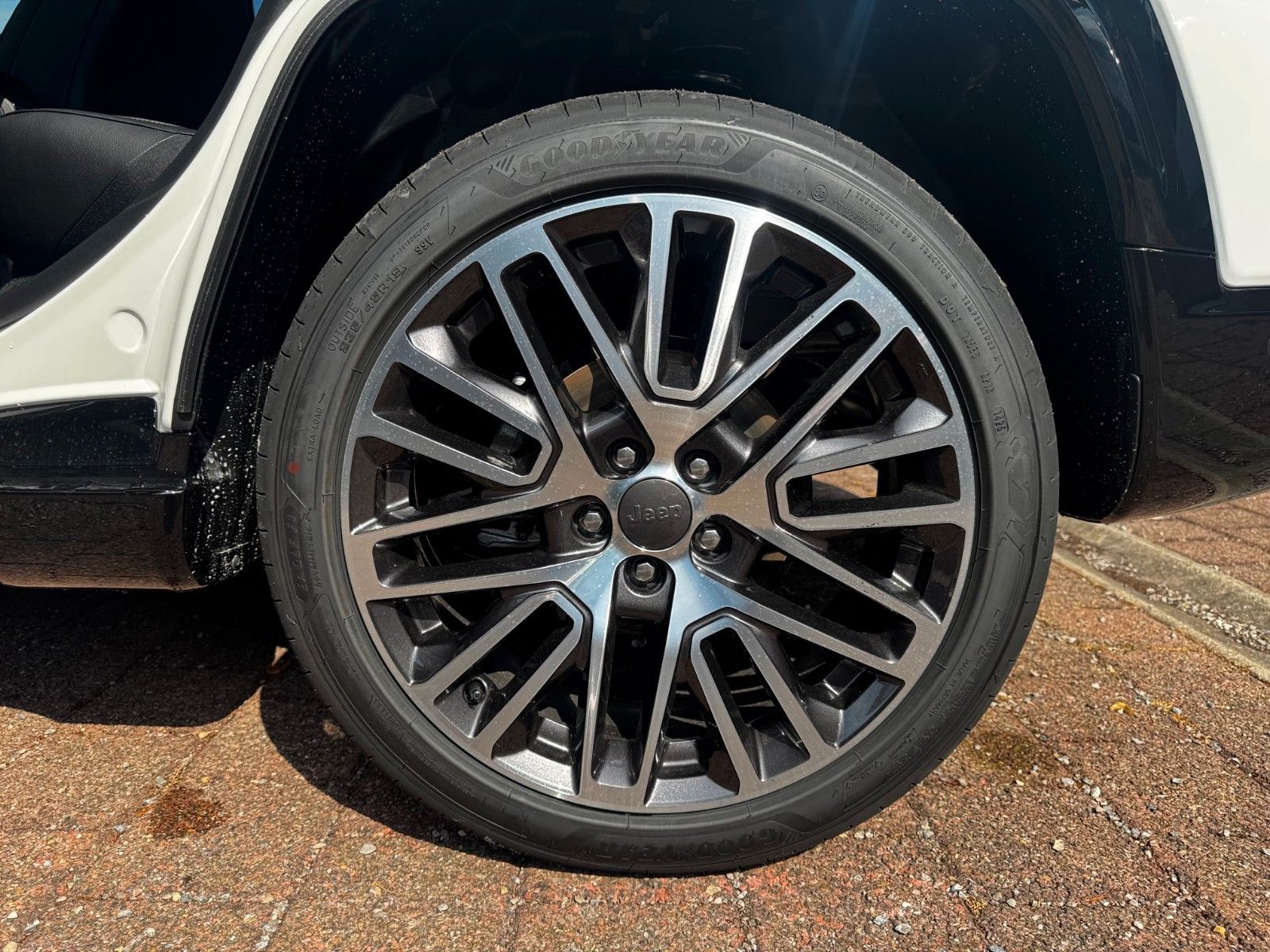 Fahrzeugabbildung Jeep Compass 1.5l Summit Navi Sitzbelüftung 360° ACC