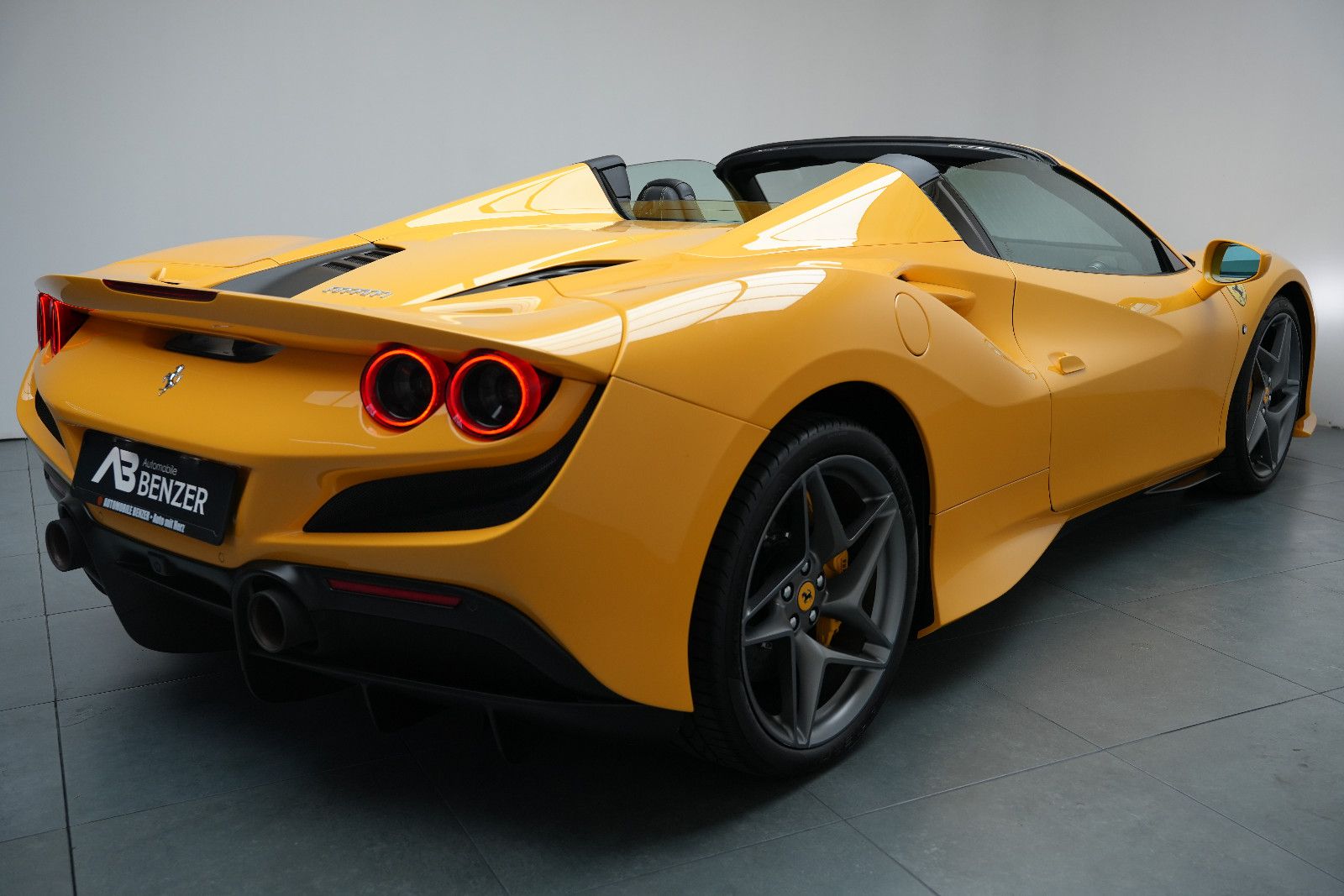 Fahrzeugabbildung Ferrari F8 Spider Giallo Modena *Lift*Carbon*Kamera*