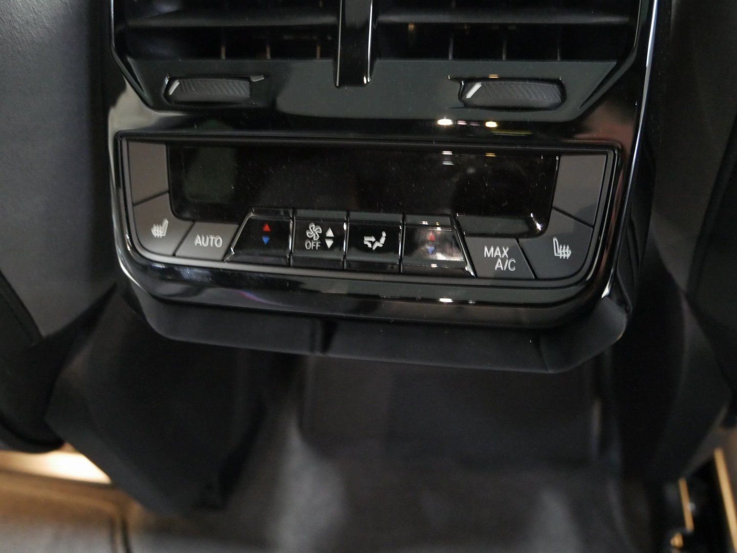 Fahrzeugabbildung BMW iX M70 | B&W| Panorama-Glasdach| Sitzbelüftung v