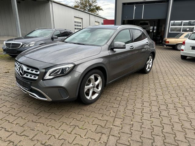 Mercedes-Benz GLA 220 d 4Matic Pano LED Navi AHK Totw. Spur...