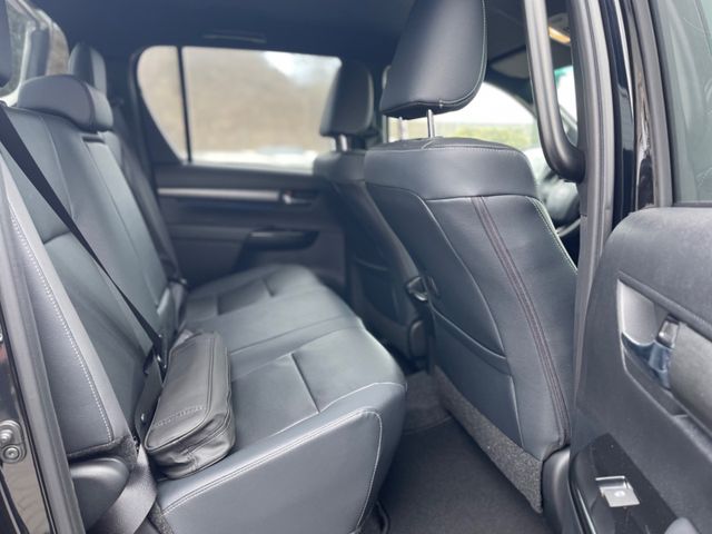 Toyota Hilux Invincible 4×4 JBL Schwarz Automatik