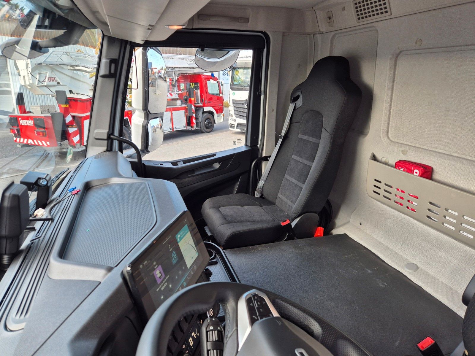 Fahrzeugabbildung Iveco AD190S40/FP Lamberet Mitsubishi LBW Tür AHK