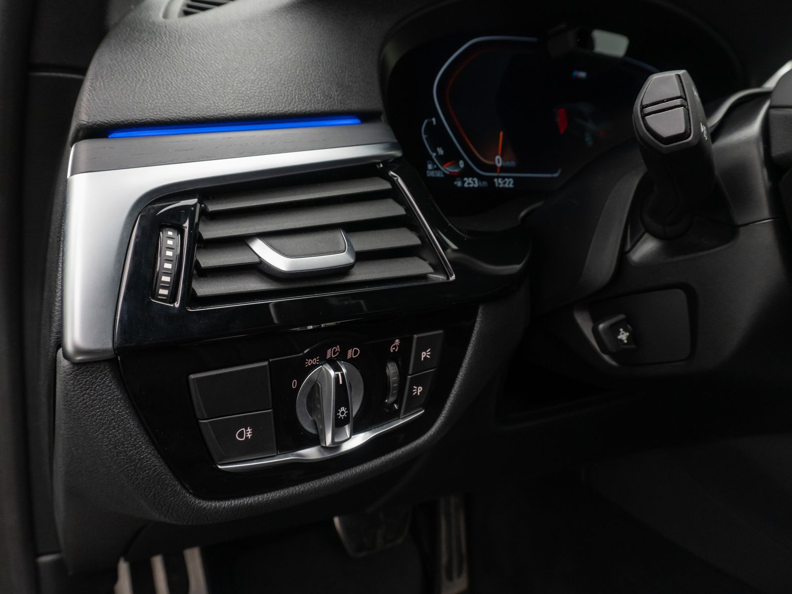 Fahrzeugabbildung BMW 540d xD M Sport Laser Kamera HUD DAB HiFi Komfor