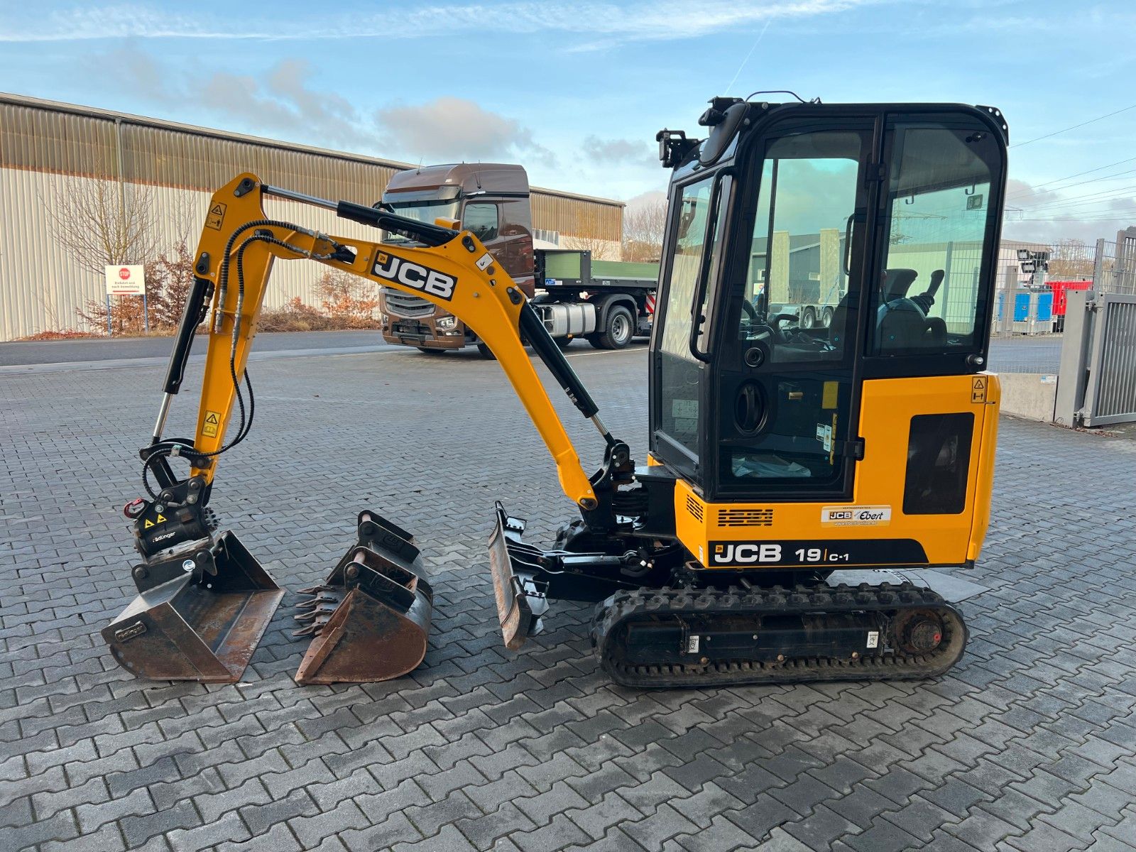 Fahrzeugabbildung JCB 19C-1 / nur 504h! / Powertilt / 2022