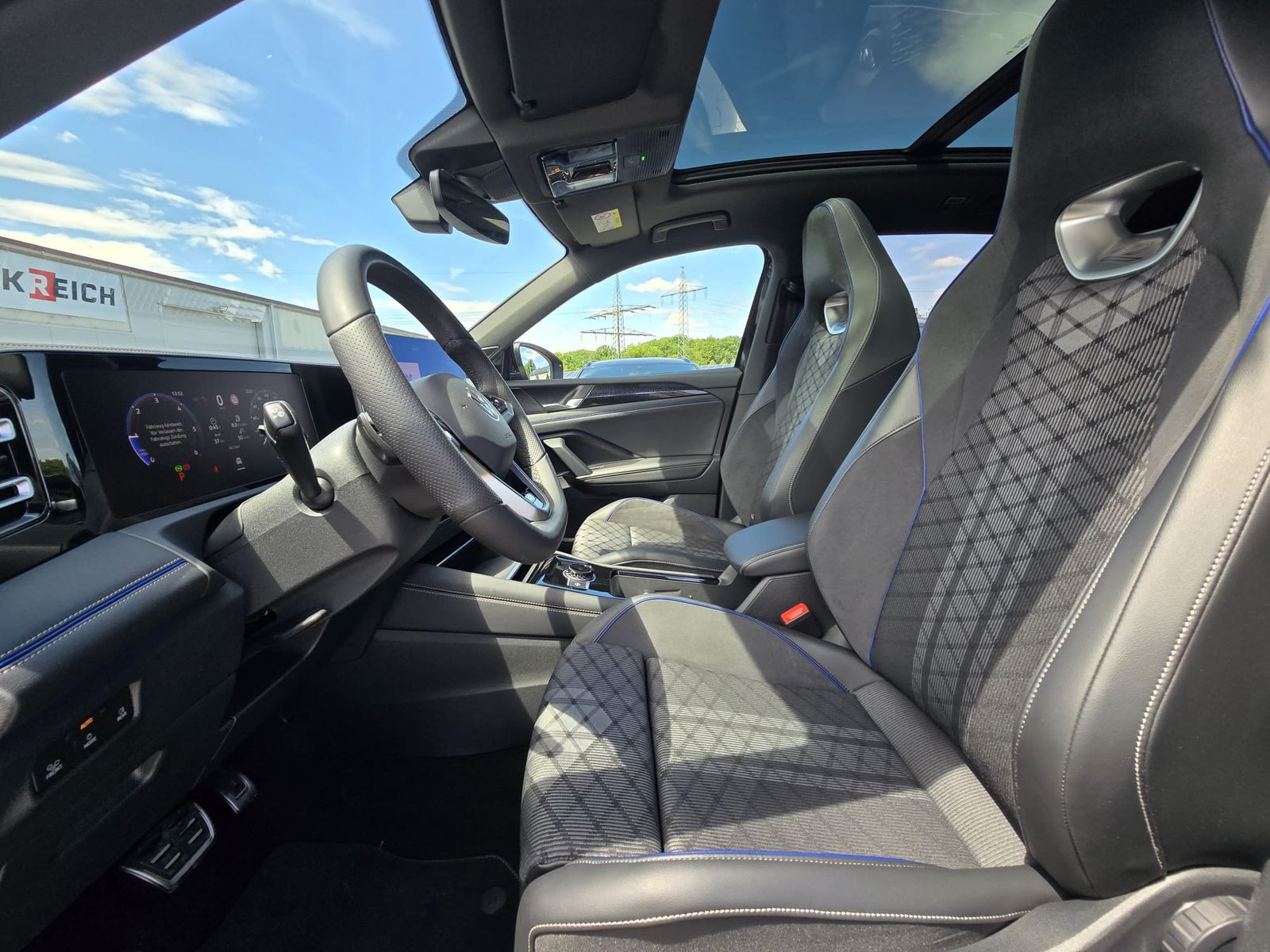 Fahrzeugabbildung Volkswagen Tiguan 2.0 TDI 4M R-Line PANO*H&K*AHK*MATRIX*20"
