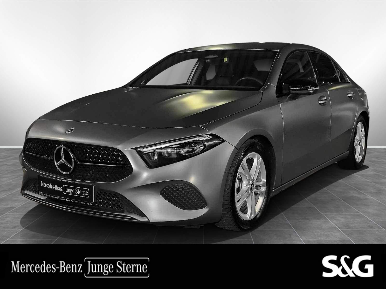 MERCEDES-BENZ A 220 4M Limousine DISTRONIC+360°+NIGHTPAKET+18"