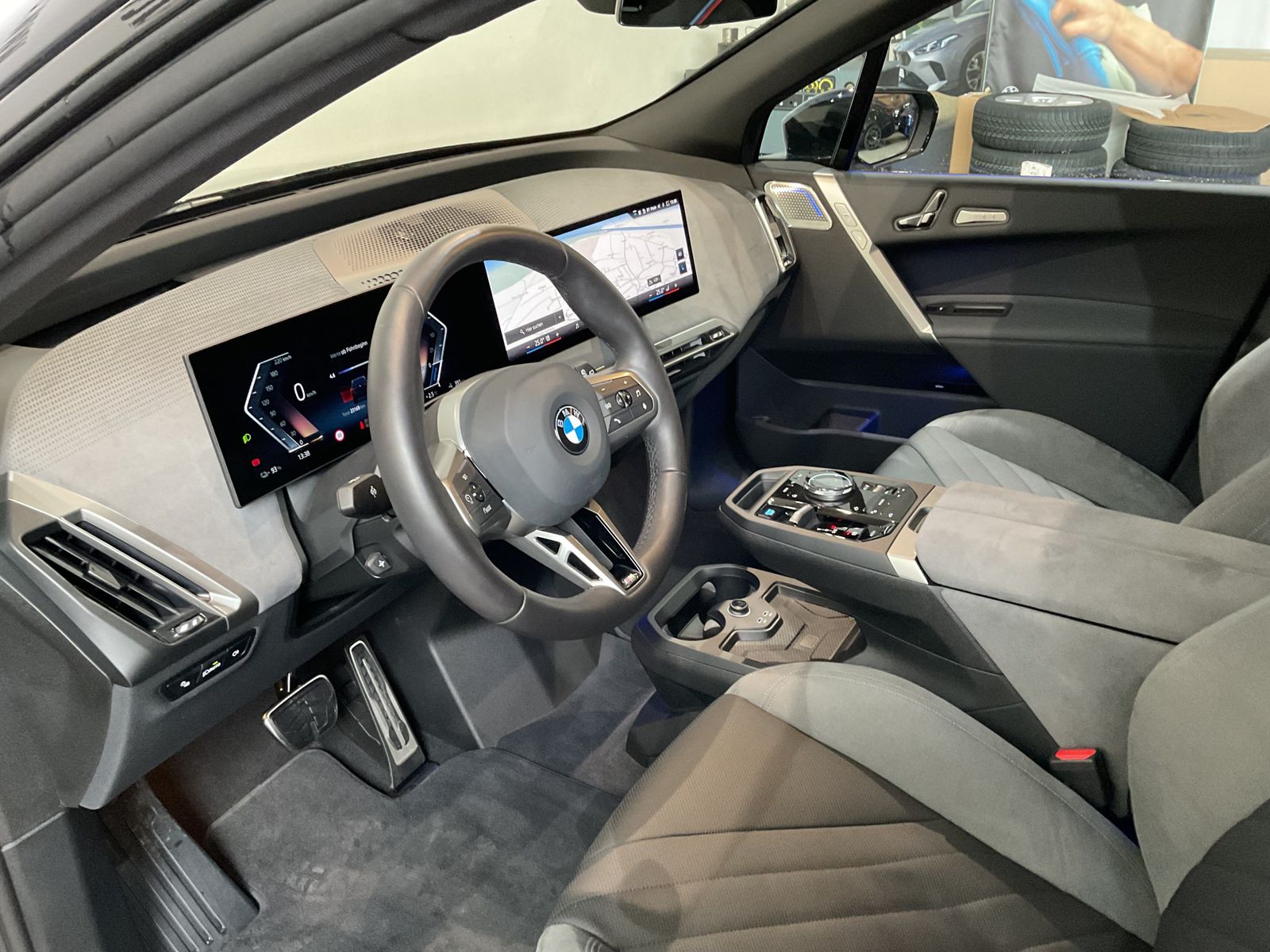 Fahrzeugabbildung BMW iX xDrive45 M Sportpaket Glasdach Sky Lounge, Ak