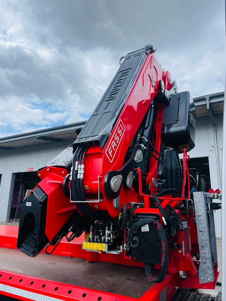 Fahrzeugabbildung Andere Wiese Stufensattel Tieflader mit Kran Fassi F545