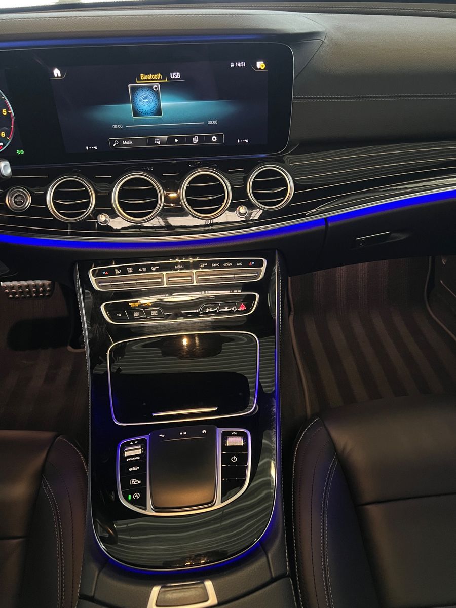 Fahrzeugabbildung Mercedes-Benz E 400 d 4Matic AMG LINE *PANO*designo-manufaktur