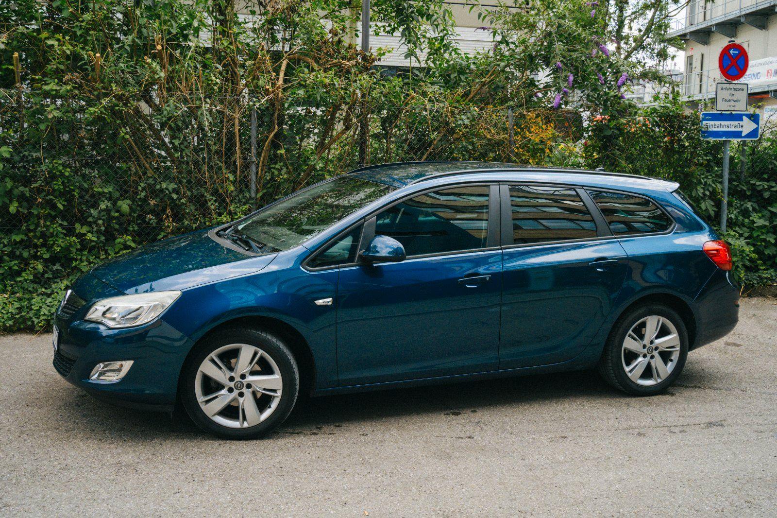 Opel Astra 2011 — rear view