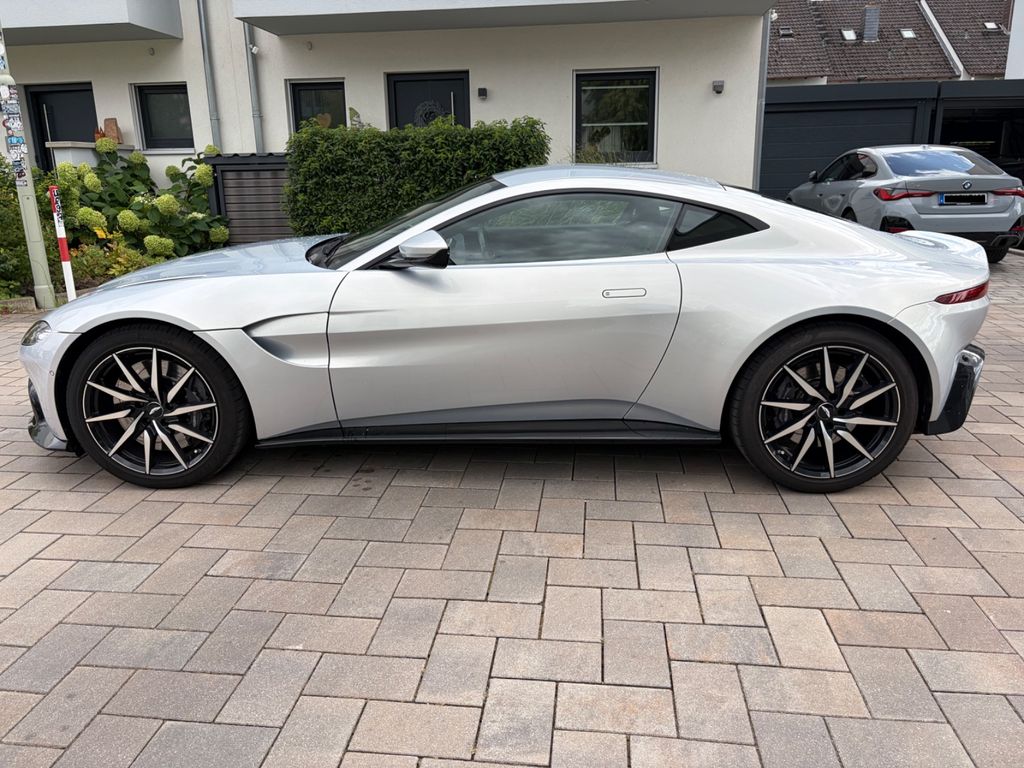 Image of Aston Martin V8 Vantage