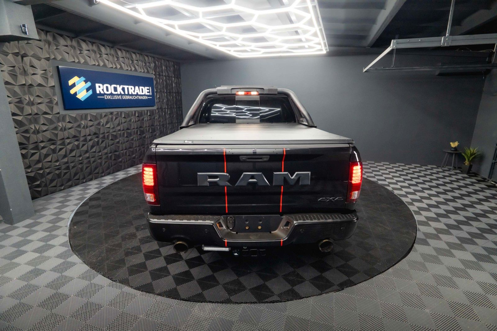 Fahrzeugabbildung Dodge RAM 5.7 V8 HEMI 4x4 OFFROAD Night-Paket LONGBED