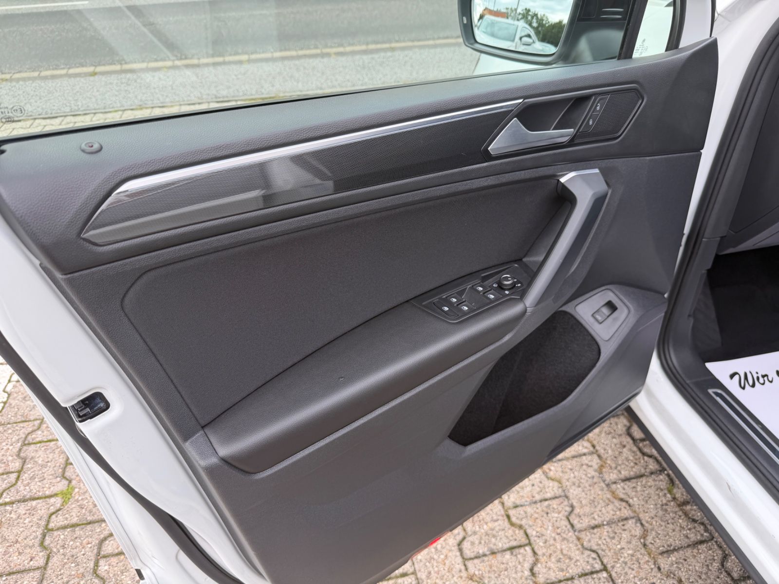 Fahrzeugabbildung Volkswagen Tiguan R-LINE 4Motion LED NAVI KAM. ACC SCHECKH.