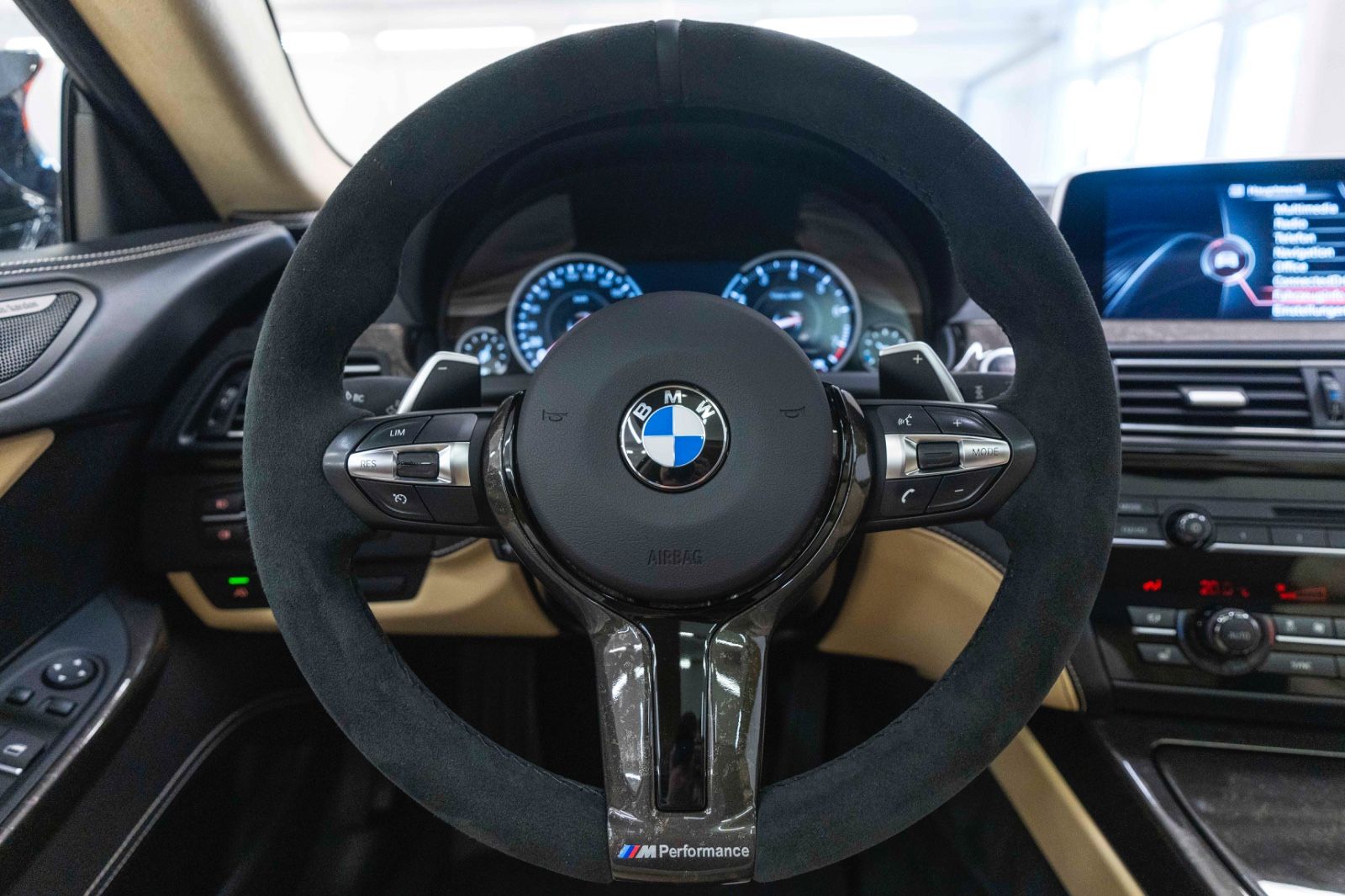 Fahrzeugabbildung BMW 650i xDrive Coupé INDIVIDUAL H&K LED KAM TOTW