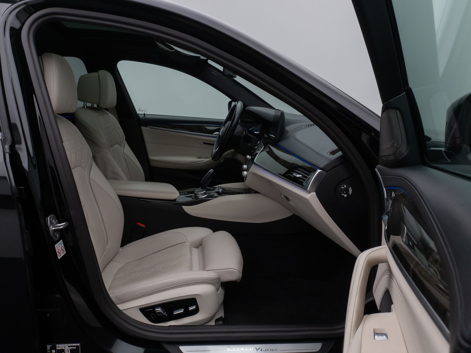 Fahrzeugabbildung BMW 520d Luxury Line Glasdach Kamera HUD DAB H/K 19"