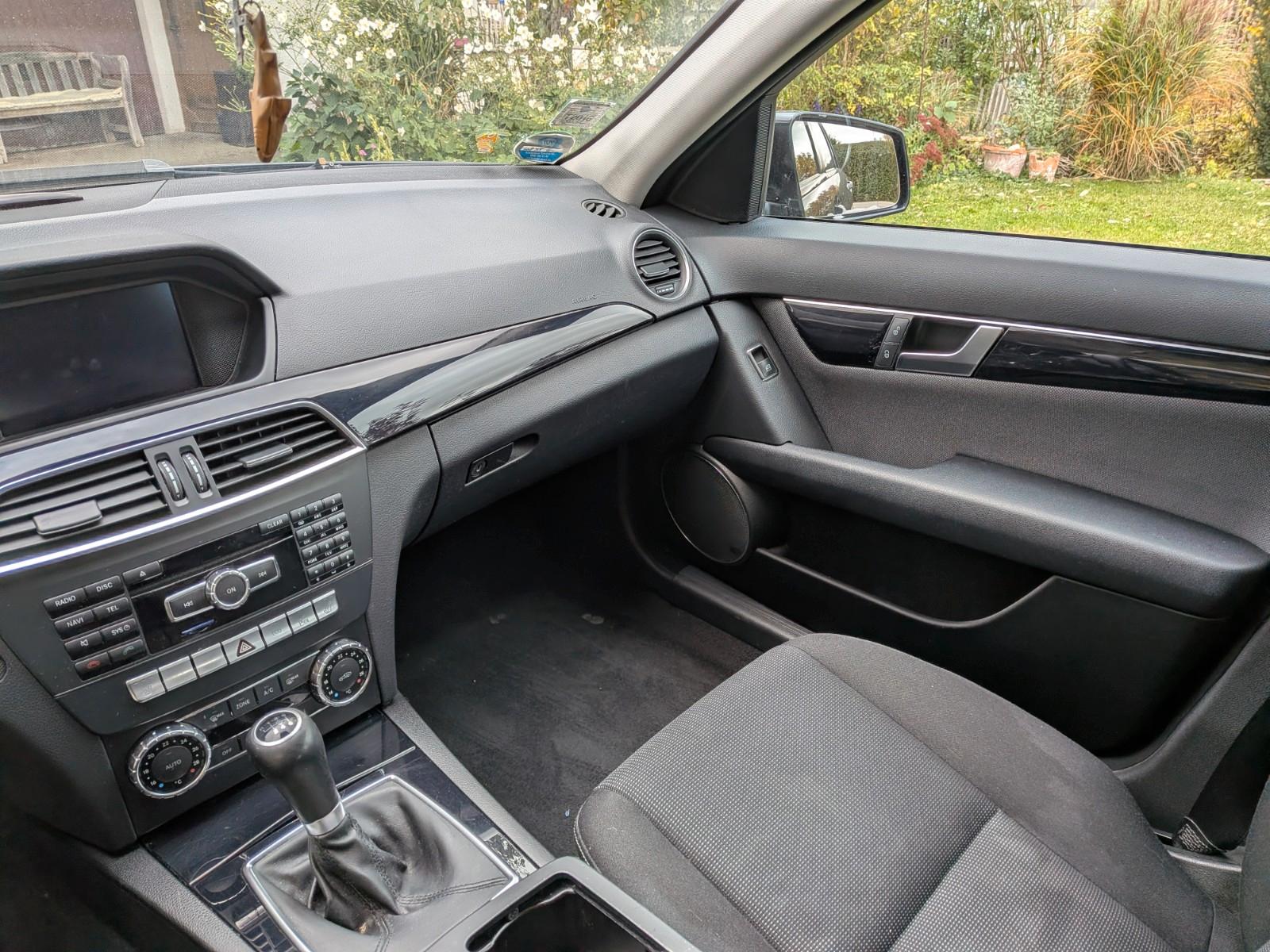 Mercedes-Benz C200 2011 — photo 9