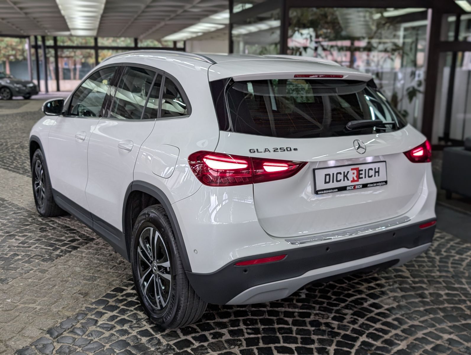 Fahrzeugabbildung Mercedes-Benz GLA 250 e LED LEDER AHK SHZ MFL VIRT KAM WinterP