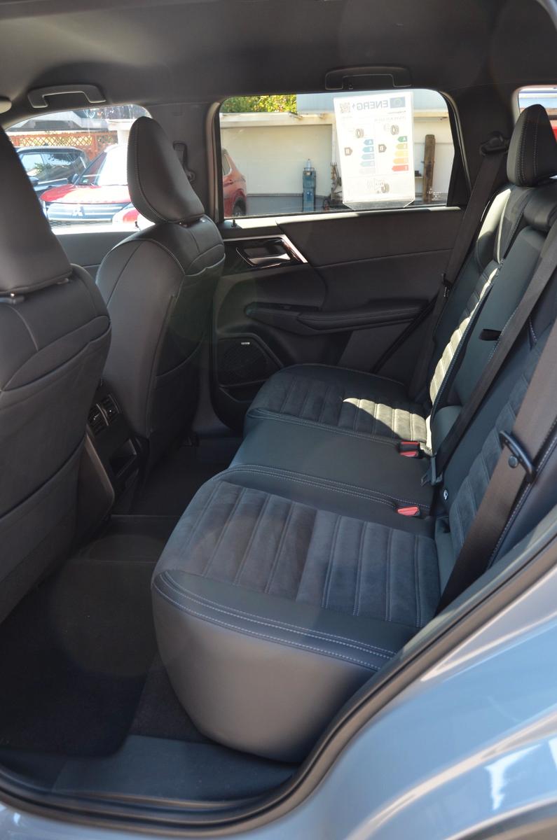 Mitsubishi Outlander 2.4 PHEV Select AT 4WD LED ele. Heck.